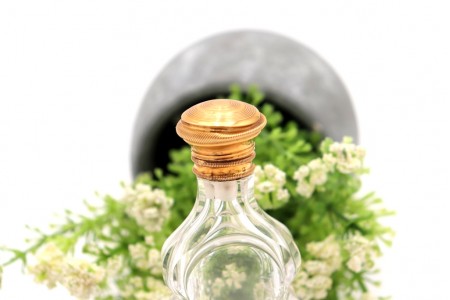 Frasco de perfume em vidro com tampa em ouro